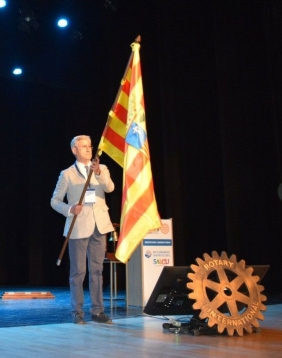 José Manuel Arangüena portando la bandera de Aragón.